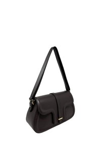 Borsa a tracolla in pelle marrone scuro con patta curva, chiusura in metallo dorato e tracolla regolabile su sfondo bianco.