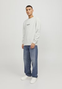 Jack & Jones JORVESTERBRO CREW NECK - Pusa - white melange