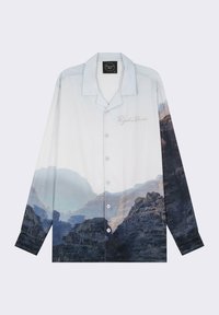 Chemise à manches longues avec un imprimé de paysage de montagne, principalement bleu clair avec des accents plus foncés, et un design de col standard.