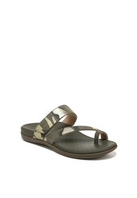 Groene camouflage sandalen met twee kruisbanden, een gestructureerde voetbed en een ronde neus. Materiaal heeft een mix van matte en metallic afwerkingen.