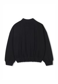 Felpa in cotone nera con collo rotondo, polsini a coste e design con vita arricciata. La texture appare liscia con una vestibilità comoda.