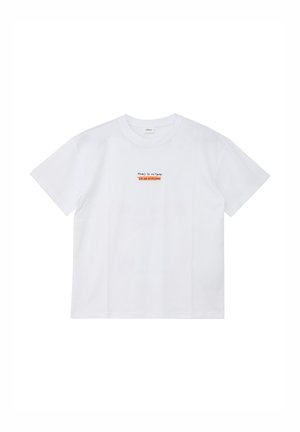 Biały T-shirt z krótkim rękawem z małym tekstem na środku, mówiącym "RZECZY DO ZROBIENIA DZIŚ: WYJAZD NA WAKACJE", podkreślonym na pomarańczowo.