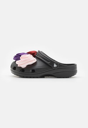 Crocs CLASSIC ROSETTE CLOG UNISEX - Puukingad - black