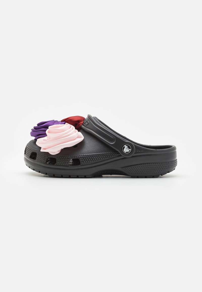 Crocs CLASSIC ROSETTE CLOG UNISEX - Klumpák - black