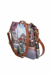 Borsa a tracolla con una stampa di una scena di Parigi decorata con fiori rosa, manici in pelle marrone e chiusura con zip. Design compatto e strutturato.