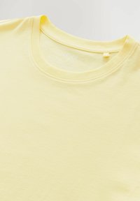 Geel katoenen t-shirt met een ronde hals, met een gladde textuur en minimale branding op het binnenlabel.