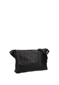 Schwarze Leder-Umhängetasche mit Klappenverschluss, verstellbarem Riemen und glatter Textur. Verfügt über minimale Hardware und hat eine schlanke, rechteckige Form.