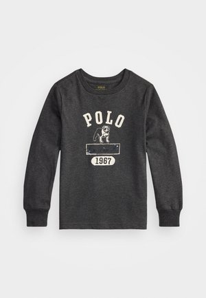 Camiseta de manga larga gris de algodón, que presenta un gráfico de un perro y "POLO 1967" en impresión contrastante en blanco y azul.