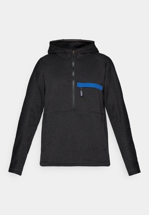 Sudadera negra con capucha y cremallera frontal de un cuarto, de tela texturizada, con un bolsillo de acento azul y mangas largas. Presenta un bolsillo tipo canguro.