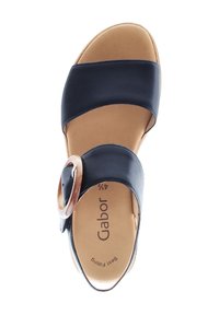 Zwarte leren sandaal met twee brede banden en een ronde gesp. Zachte tan kleurige binnenzool, platte zool en een gladde textuur. Merkennaam zichtbaar aan de binnenkant.