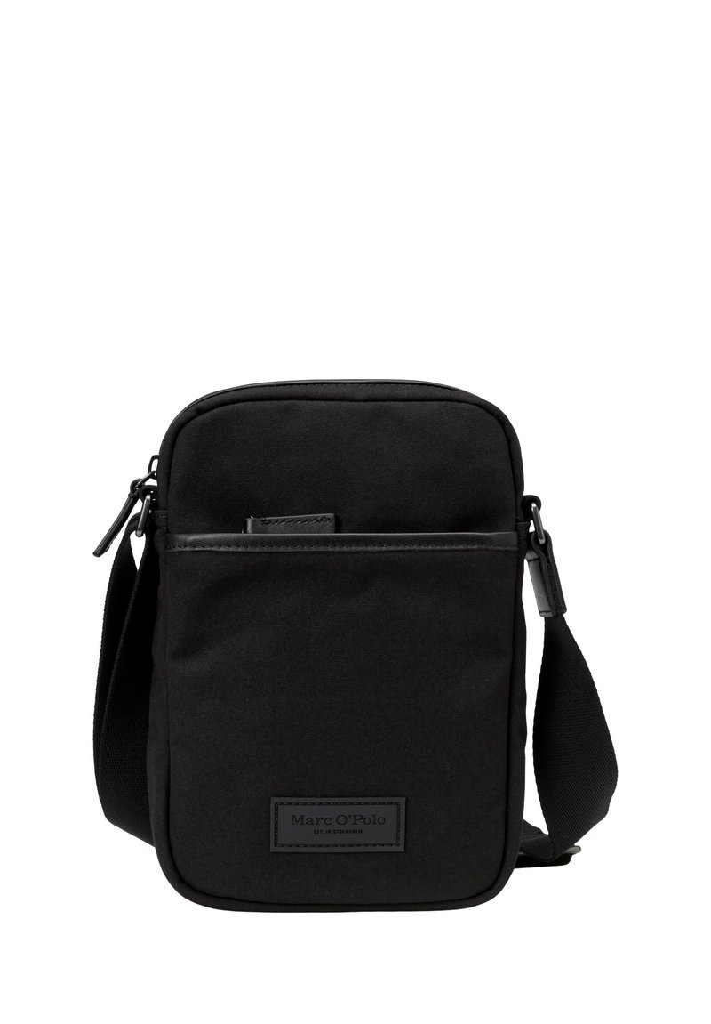 Borsa a tracolla in tessuto nero con compartimento principale con zip, dettagli in pelle, tasca frontale e tracolla regolabile. Logo Marc O'Polo visibile.