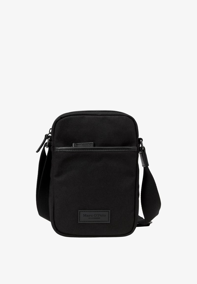 Borsa a tracolla in tessuto nero con compartimento principale con zip, dettagli in pelle, tasca frontale e tracolla regolabile. Logo Marc O'Polo visibile.