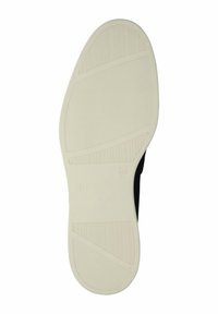 Súčasť topánky Blackstone, biele gumové podrážky s textúrovanými vzormi a drážkami. Veľkosť 42 je uvedená. Čierna horná časť je čiastočne viditeľná.