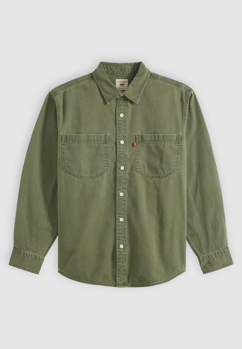 Camicia verde oliva a maniche lunghe con bottoni, due tasche sul petto, bottoni bianchi e colletto appuntito, mostrata distesa su uno sfondo chiaro.