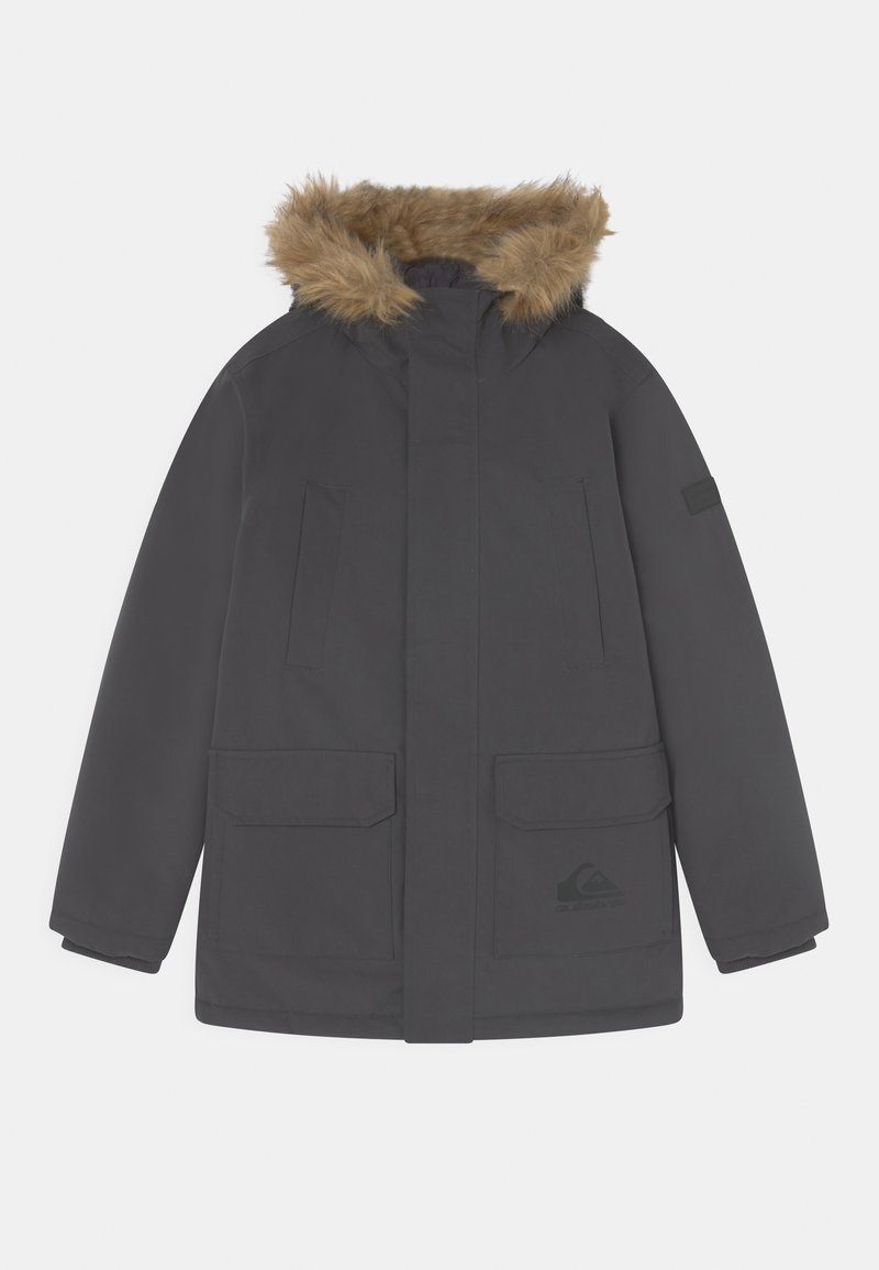 Dunkelgraue Winterpark mit fellgefütterter Kapuze, Frontreißverschluss von einer Klappe verdeckt, zwei Brusttaschen und zwei großen Klapptaschen an der Taille.
