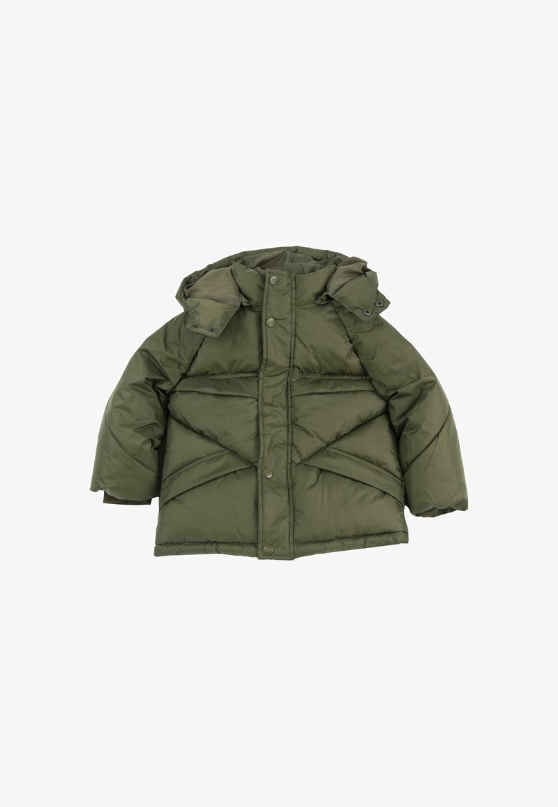 Veste d'hiver matelassée vert olive avec capuche amovible, boutons-pression à l'avant et matelassage horizontal, conçue pour la chaleur et le confort.