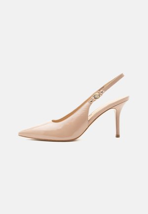Beżowe szpilki typu slingback z lakierowanej skóry, z ostrym noskiem i małą złotą klamrą na pasku.