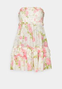 Trägerloses Kleid mit einem gerafften Oberteil, in einem floralen Muster in Pink und Grün, mit einem mehrlagigen Rüschensaum, aus leichtem Stoff mit einer leicht transparenten Textur.