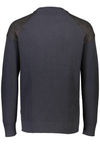 Dunkel gerippter Strickpullover mit schwarzen Wildleder-Akzenten an den Schultern, langen Ärmeln und einem rundem Ausschnitt mit strukturierter Oberfläche.