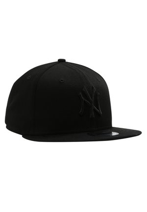 Gorra de béisbol negra hecha de tela con una textura suave. Presenta un logotipo bordado en relieve negro en la parte frontal y un ala plana.