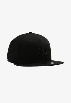 Must värviline baseballi müts, mis on valmistatud siledast kangast. Esiküljel on väljaulatuv must tikandiga logo ja lame ääreosa.