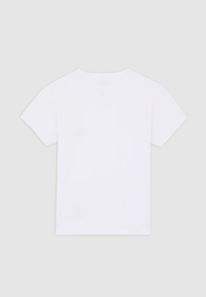 En enfärgad vit T-shirt med kort ärm visas bakifrån mot en ljusgrå bakgrund, med rund halsringning och utan synliga logotyper eller mönster.