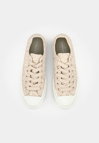 Beżowe sneakersy na sznurówki z teksturowanym wzorem, gumowym czubkiem i gładką podeszwą. Posiadają płaskie sznurówki i wyściółkę z miękkiego materiału.