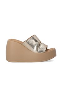 Zlaté metallic sandály na platformě s měkkým, zmačkaným svrškem a béžovou, silnou podešví. Design s otevřenou špičkou pro lepší prodyšnost.
