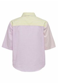 Chemise à manches courtes avec un motif rayé rose et jaune, dotée d'un col, d'une coupe décontractée et d'un tissu lisse.
