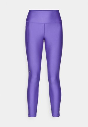 Leggings atléticos morados hechos de un material suave y elástico. Cuenta con una cinturilla alta y un pequeño logo en la parte inferior de la pierna derecha.