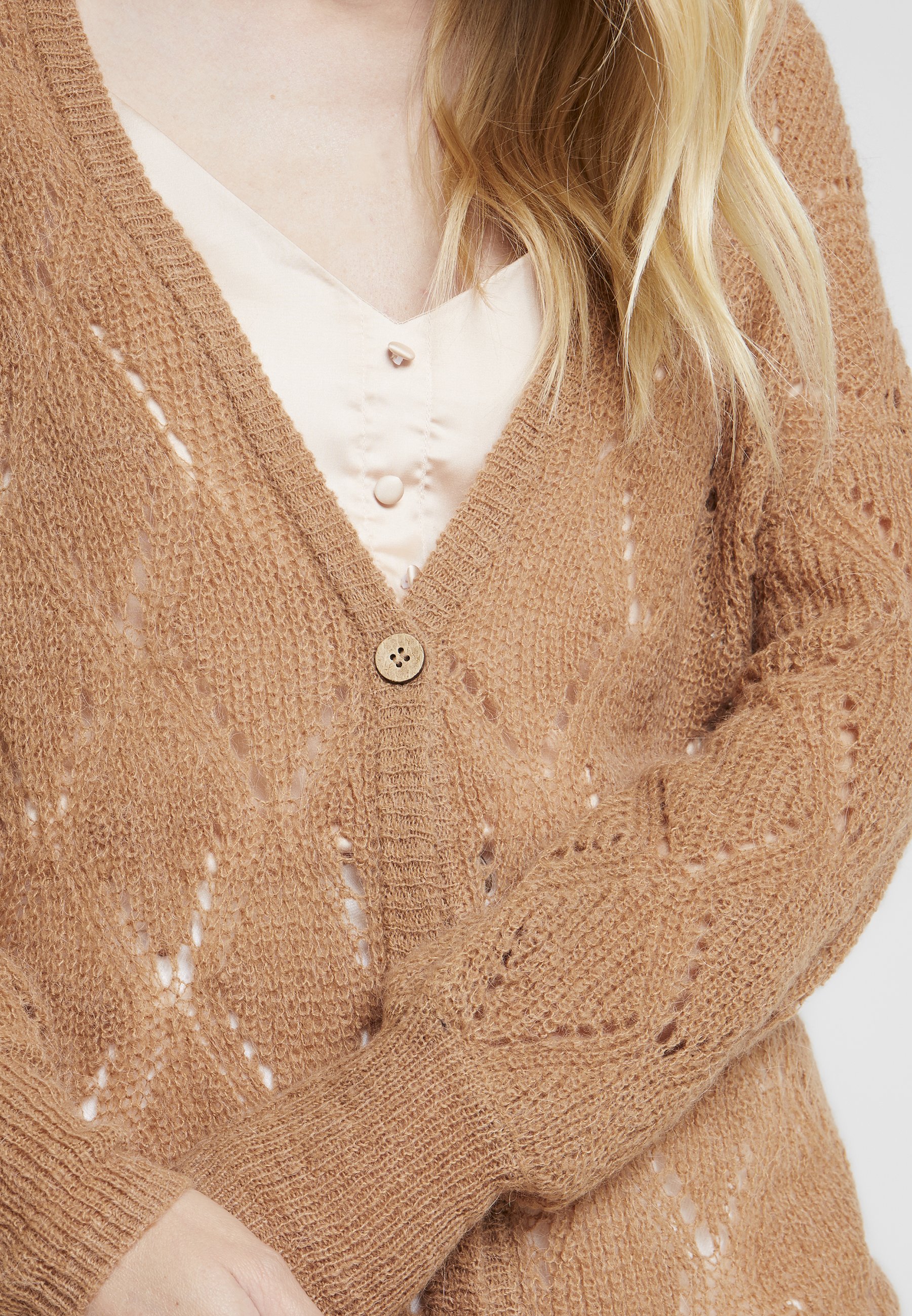 Cream BENEDICTE CARDIGAN Cardigan brown sugar Zalando.no Cream BENEDICTE Strikkegenser brown sugar Zalando.no