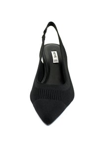 Scarpa nera con tacco alto alla schiava, dalla punta affilata, superiore in maglia testurizzata e interno liscio. Include un tacco sottile e una costruzione flessibile.