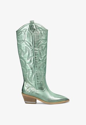 Miętowo-zielone kowbojskie buty z wydłużonym noskiem, tłoczonym kwiatowym wzorem i piętą o warstwie. Wykonane z błyszczącej skóry.