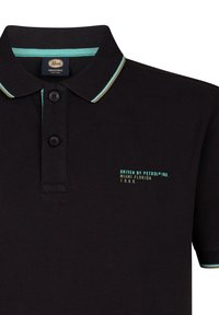 Camisa polo negra hecha de tejido texturizado con un cuello a rayas en turquesa y dorado. Consta de tres botones y un estampado en el bolsillo frontal.