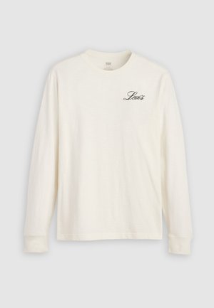 Biele tričko s dlhým rukávom a okrúhlym výstrihom s malým čiernym logom "Levi's" na hornej ľavej strane hrudníka, zobrazené na svetlosivom pozadí.