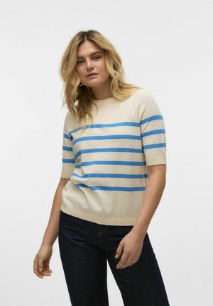 Lys beige kortærmet sweater med vandrette blå striber; blød tekstur og tætsiddende design, parret med mørke jeans.