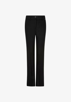 Zwarte, op maat gemaakte rechte broek met riemlussen en dubbele knoopsluiting in de taille op een witte achtergrond.