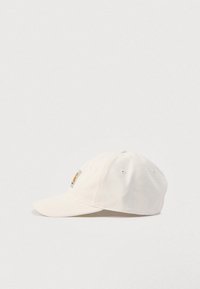 Εκρού βαμβακερό καπέλο μπέιζμπολ με κυρτό γείσο και μικρό τετράγωνο λογότυπο στο μπροστινό πάνελ.