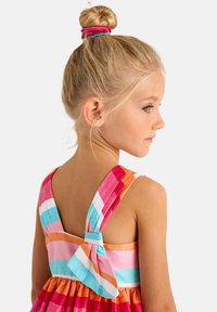 Vestido a rayas en colores rosa, naranja y turquesa; cuenta con tirantes anchos y un detalle de lazo en la parte posterior. Textura de algodón suave.