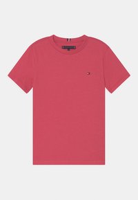 Czerwony bawełniany t-shirt z krótkim rękawem, okrągły dekolt, z małym logo na klatce piersiowej, gładka faktura, prosty design.