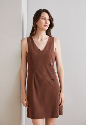 b.young DANTAX DRESS - Egyenes szabású ruha - chicory coffee mix