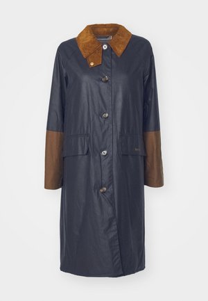 Lange, marineblauwe jas met een bruine corduroy kraag en mouwen. Heeft twee voorkruiden en knoopsluiting. Vlotte textuur met een rechte snit.