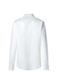 Camisa blanca de manga larga hecha de tela suave, con un cuello clásico y puños de botón. La vista posterior muestra sutiles detalles de costura.