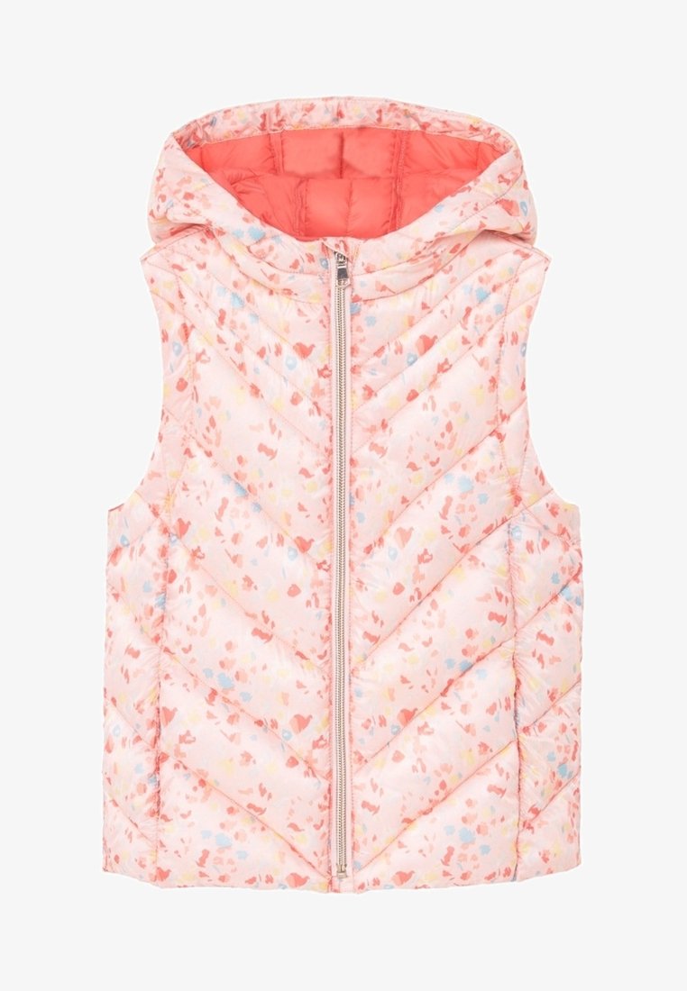 Lehká bezrukávová vesta v růžové barvě s květinovým vzorem, vybavená kapucí, zipovým uzávěrem a šikmou prošívanou úpravou pro zvýšení tepla.