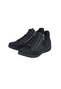 Czarne sneakersy typu high-top z teksturowanej tkaniny, sznurowadłami i bocznymi zamkami błyskawicznymi, z gumową podeszwą i niewielkim obcasem typu wedge.