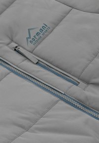 Grauer Outdoor-Jackenstoff mit gesteppter Optik. Besitzt einen blauen Reißverschluss und das blaue Markenlogo "normani outdoor sports".