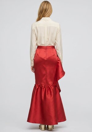 Outfitters Nation, FALDA LARGA SIRENA SATINADA CON VOLANTE Y FLOR - Falda larga - rojo