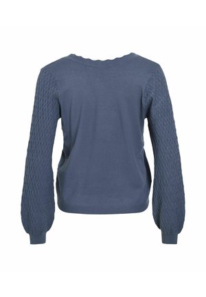 Suéter de punto azul con un cuerpo liso y mangas con texturizado en patrón de diamante. El diseño se completa con un cuello y puños de canalé.