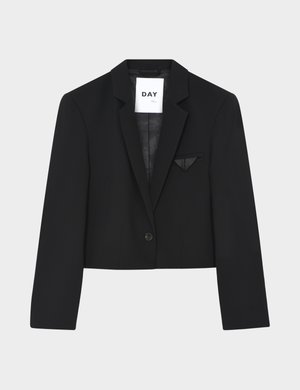 Zwarte cropped blazer met notch-revers, sluiting met één knoop en een klein borstzakje met gevouwen stofdetail.