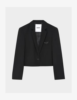 Crni krojeni sako s reverom s izrezom, zatvaranjem na jedan gumb i malim džepom na prsima s detaljem od presavijenog tkanja.